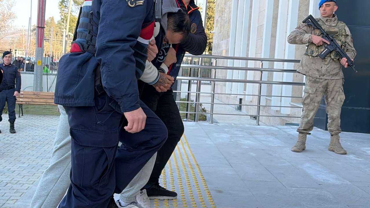 Babaannesi ve Dedesinin Altınları Çaldıktan Sonra Yaşlı Çifti Yaktığı İddia edilen Torun ve Eşi Adliyede 1